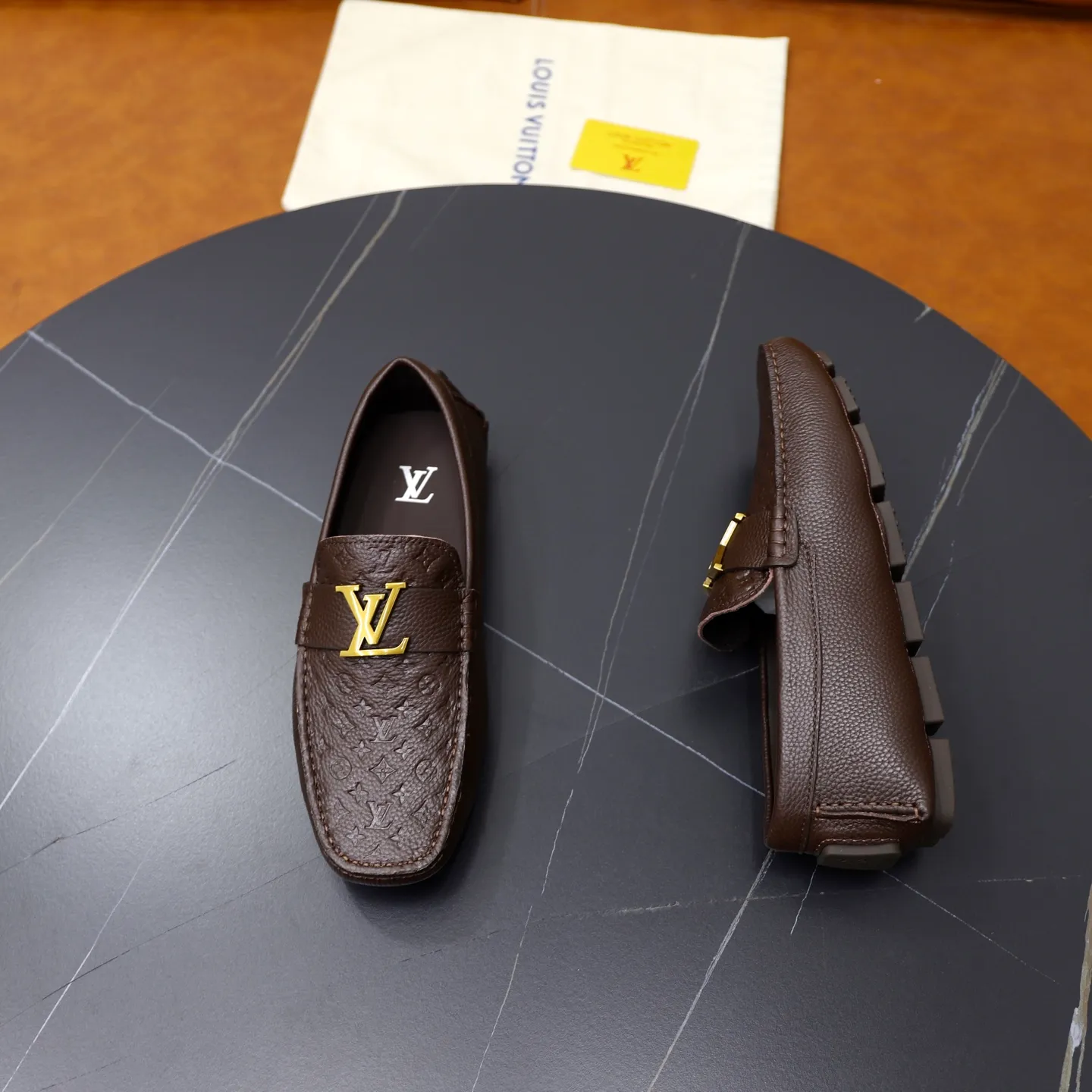 Ex-factory price: 480💰【LV】Louis Vuitton ⚠️High-end men’s driving and pedal series ⚠️38-44 (customized for 45) ⚠️All original cowhide leather! Thick and soft! Made entirely of calfskin lining! Rubber sheet anti-slip beanie sole! Three-dimensional package technology! Fashionable and classic! Handicrafts! Original high quality! Feel free to compare!